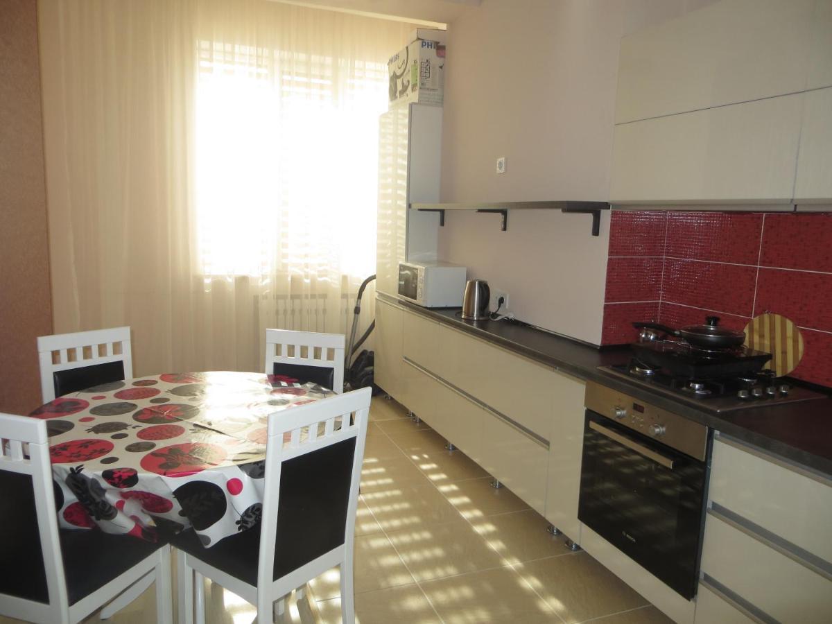 Yellow Apartment In The Center Of بيشكيك المظهر الخارجي الصورة