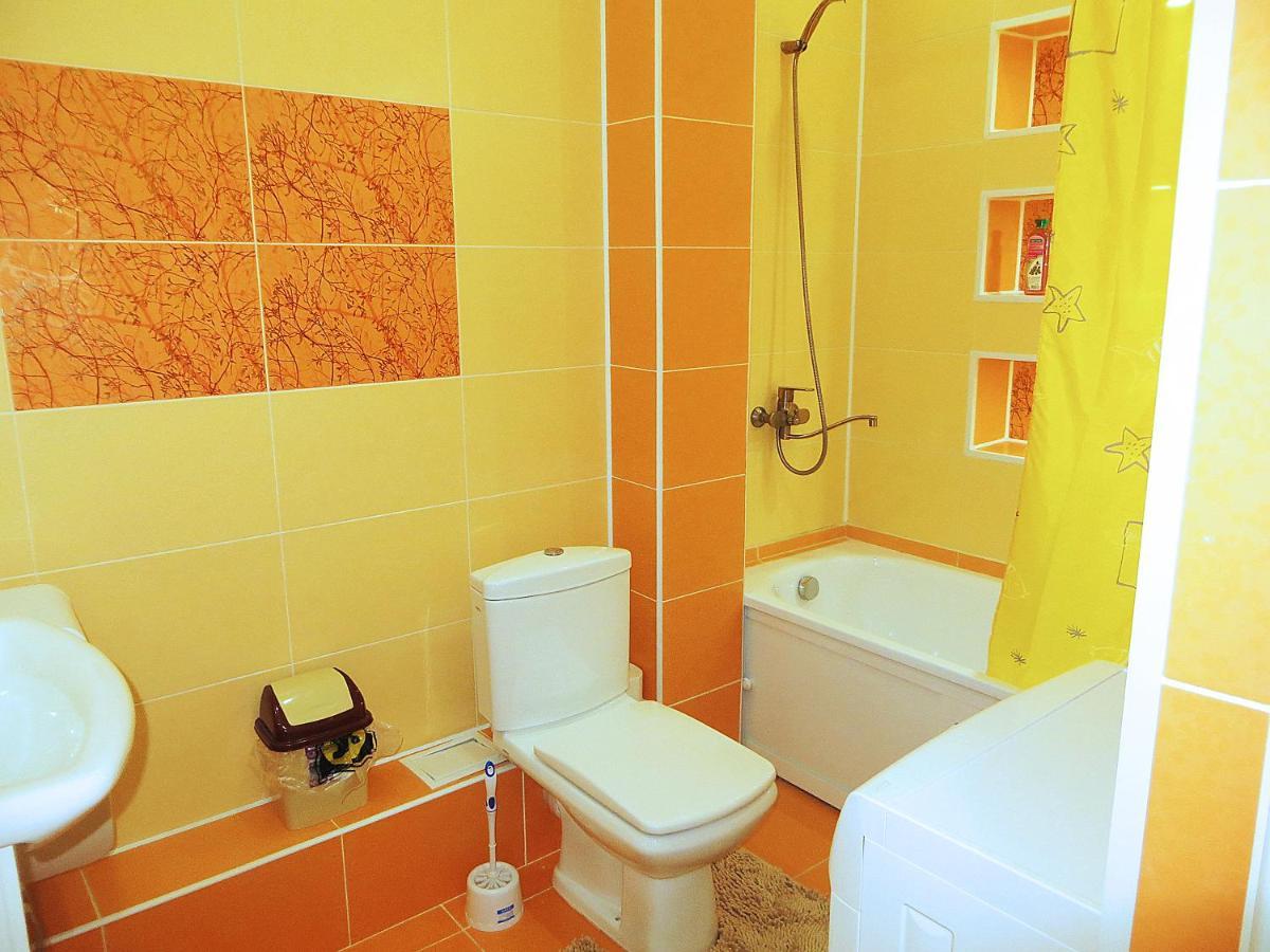 Yellow Apartment In The Center Of بيشكيك المظهر الخارجي الصورة