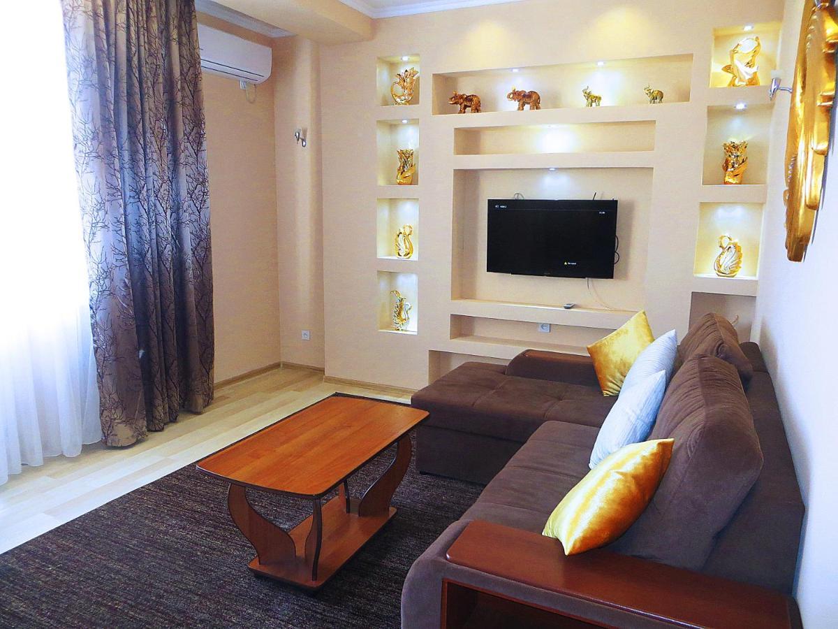 Yellow Apartment In The Center Of بيشكيك المظهر الخارجي الصورة