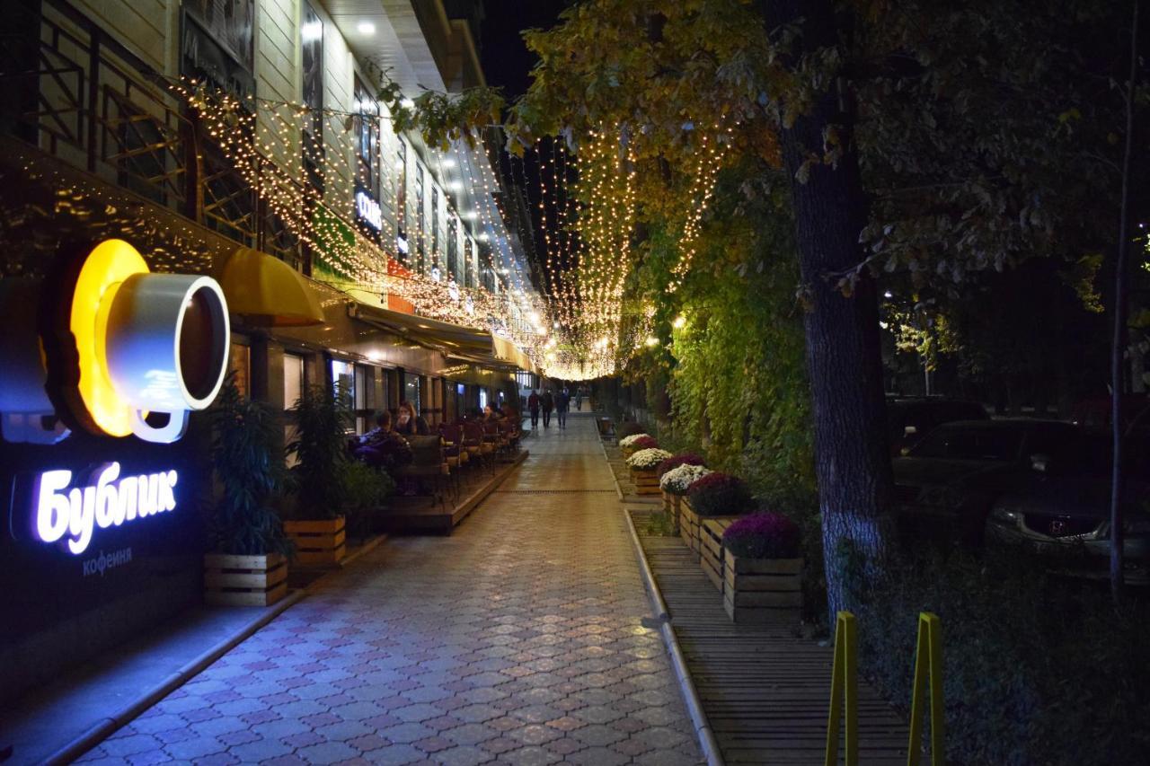 Yellow Apartment In The Center Of بيشكيك المظهر الخارجي الصورة