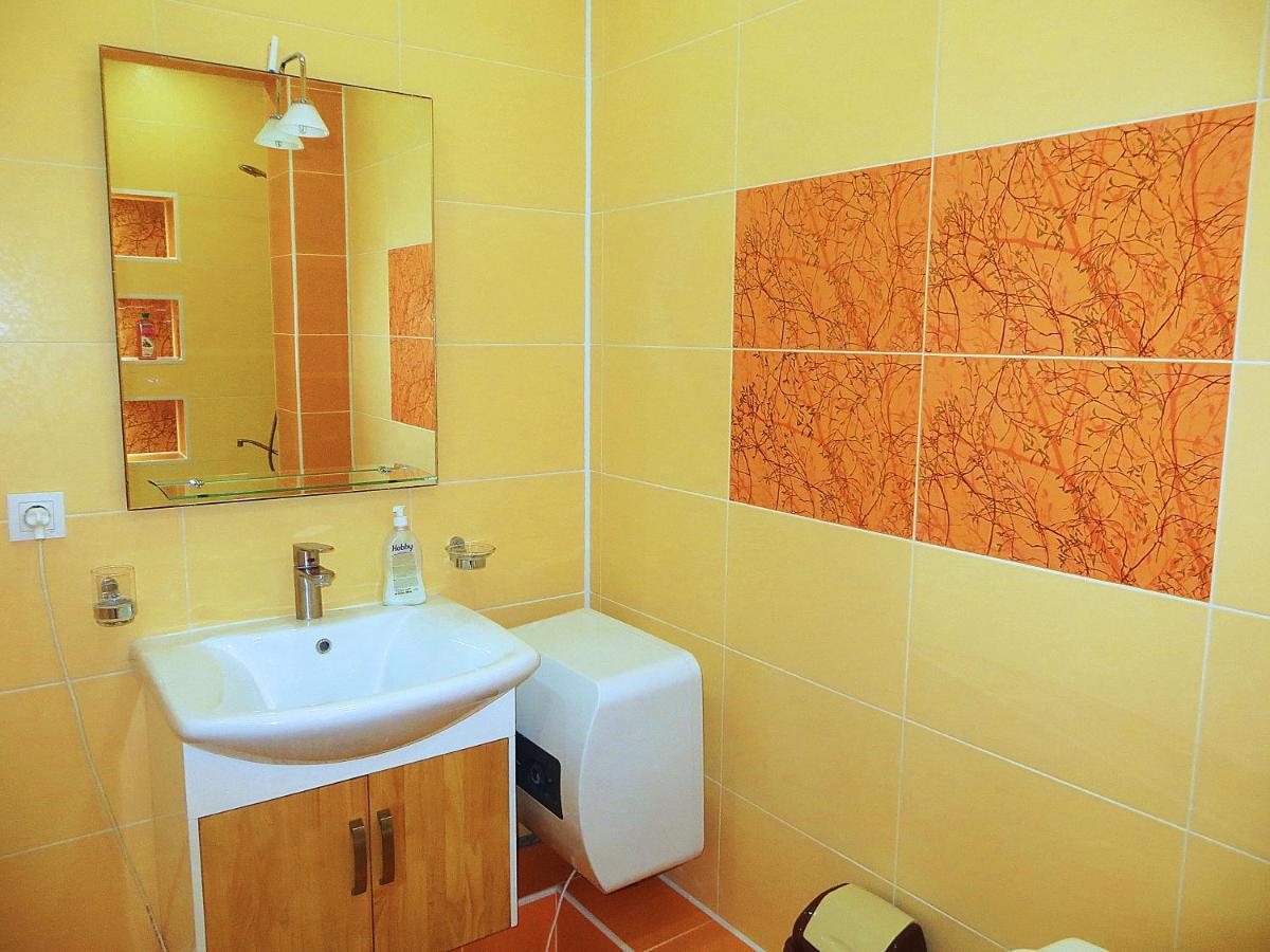 Yellow Apartment In The Center Of بيشكيك المظهر الخارجي الصورة