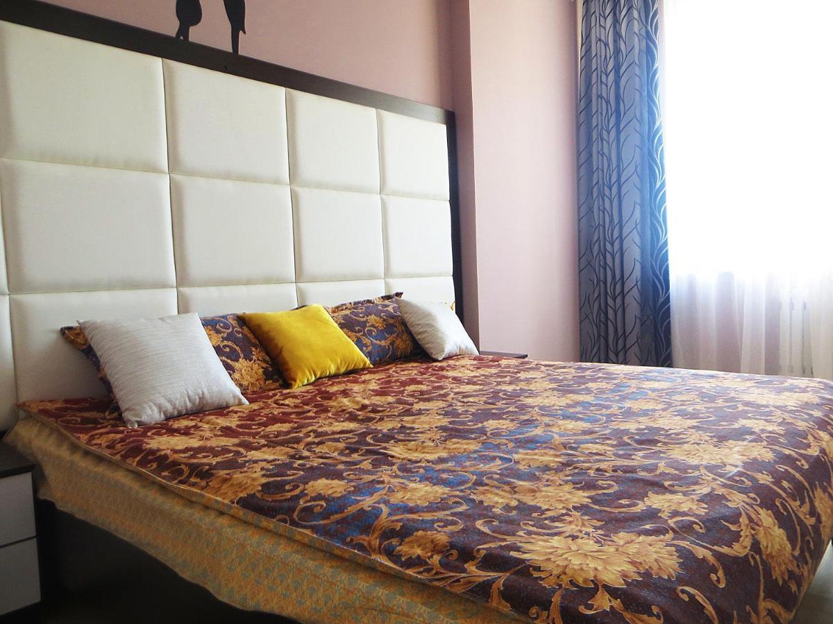 Yellow Apartment In The Center Of بيشكيك المظهر الخارجي الصورة