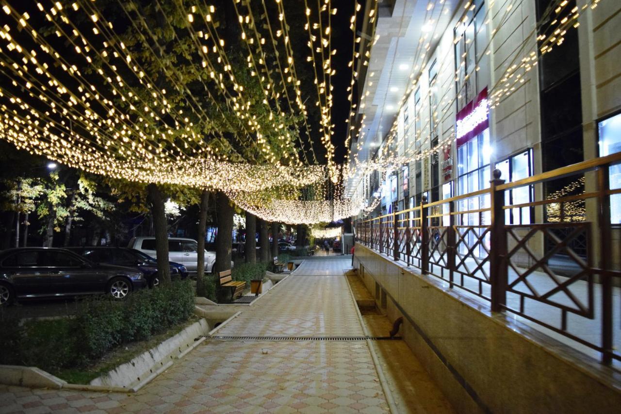 Yellow Apartment In The Center Of بيشكيك المظهر الخارجي الصورة