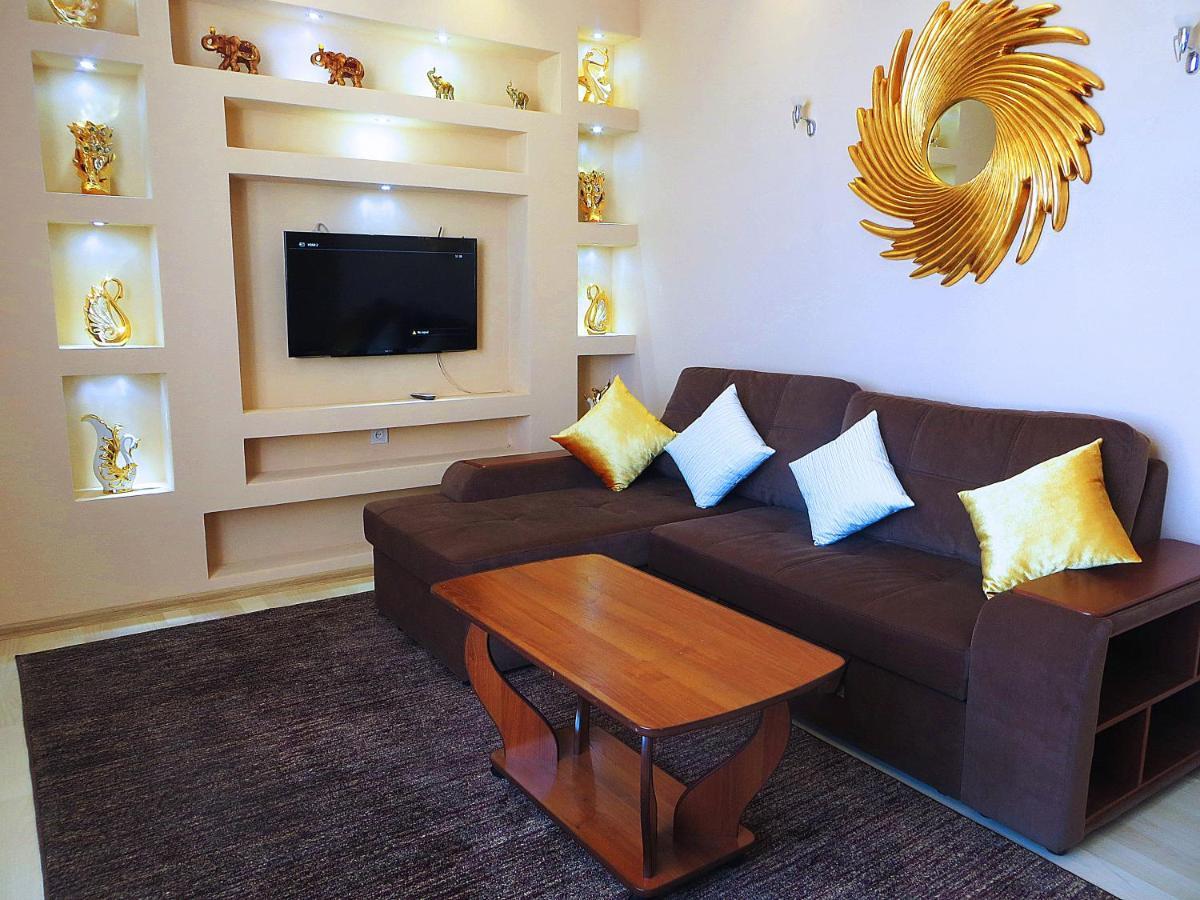 Yellow Apartment In The Center Of بيشكيك المظهر الخارجي الصورة