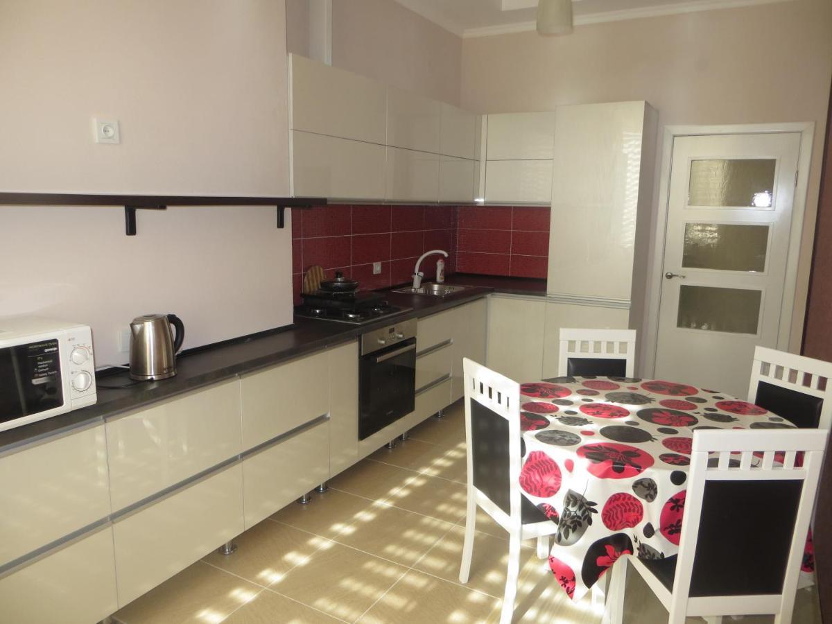 Yellow Apartment In The Center Of بيشكيك المظهر الخارجي الصورة